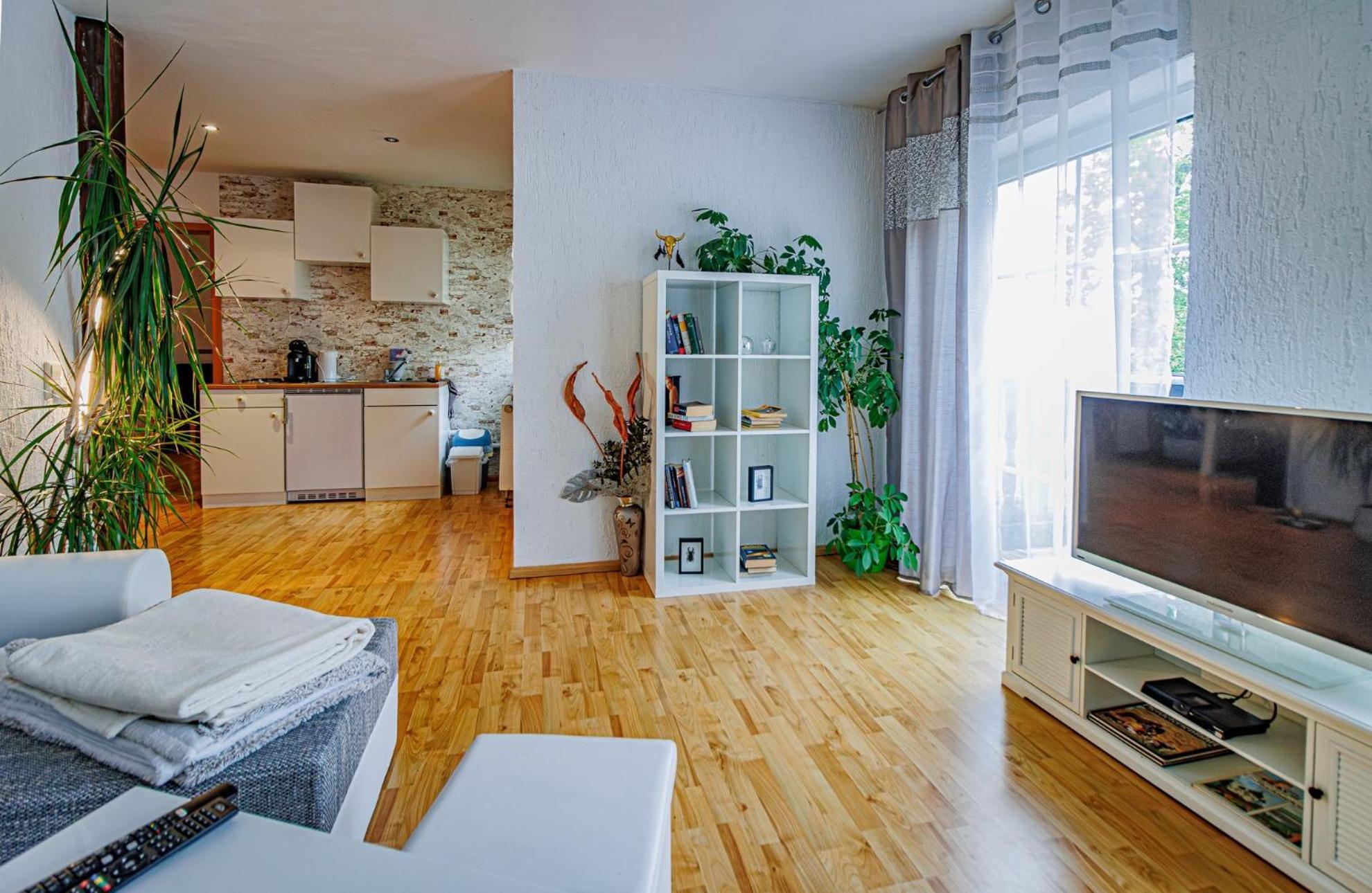 Wohnen Ueber Einem Mediterranen Restaurant,apartment 2 Oder 3 *